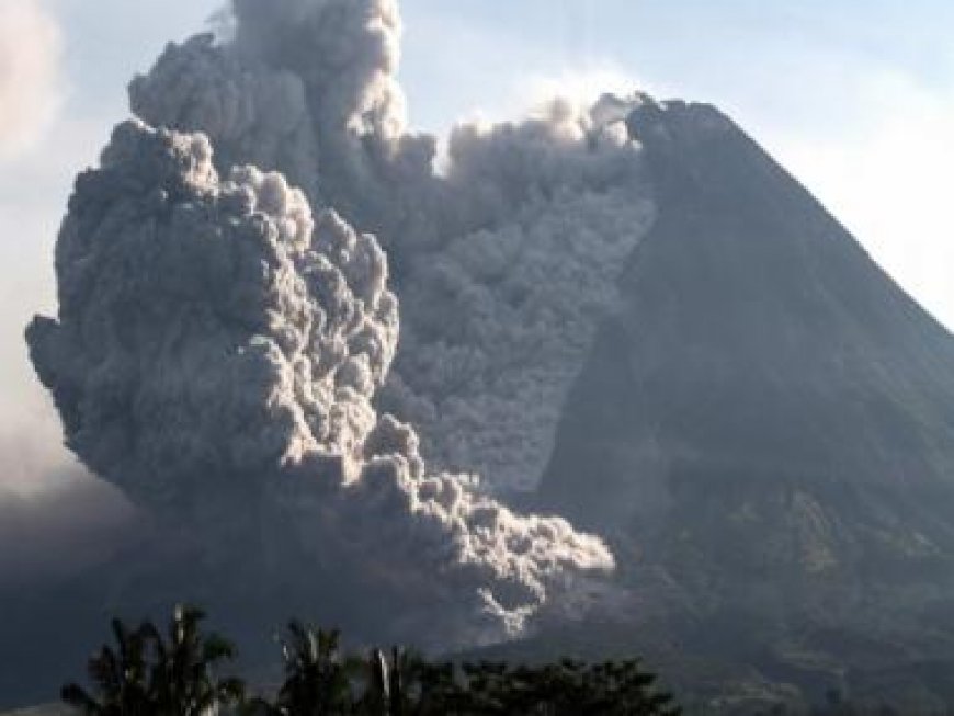 Indonesia: Marapi volcano erupts, covers several villages with ash