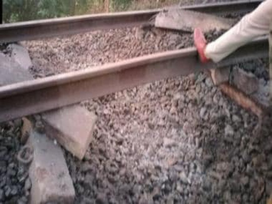 Maoists blow up railway tracks in Jharkhand, disrupt Howrah-Mumbai route