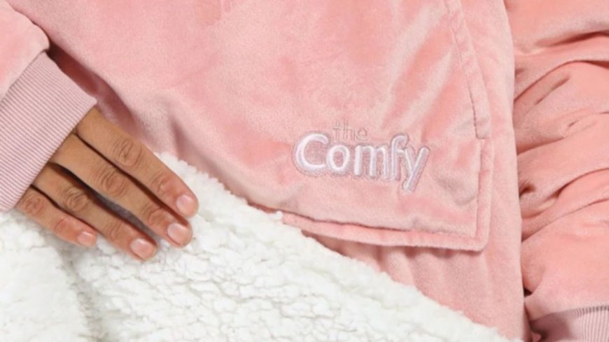 Shoppers say this blanket hoodie with nearly 82,000 perfect ratings is 'better than flowers' for Valentine's Day