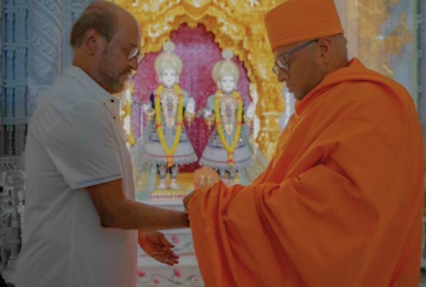 Rajinikanth Seeks Blessings at Abu Dhabi Temple After Receiving Prestigious Golden Visa From UAE Govt – Watch