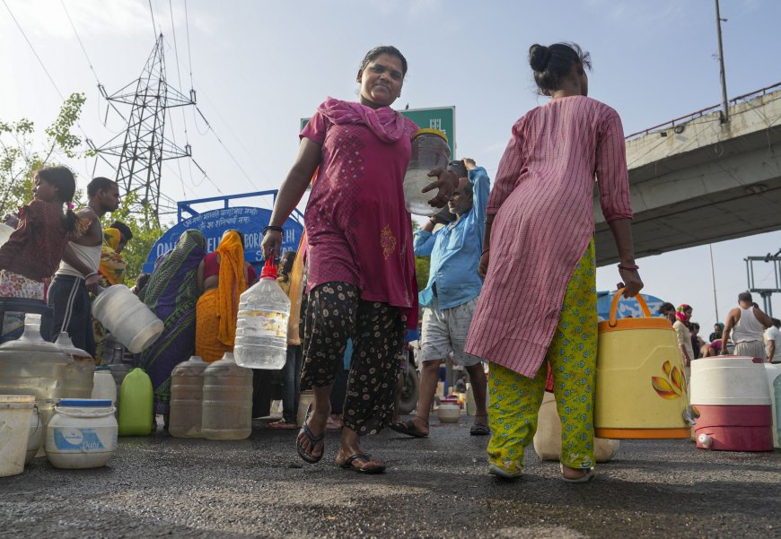 Delhi Witnesses Severe Water Crisis, Locals Scramble onto Tanker Amid Shortage