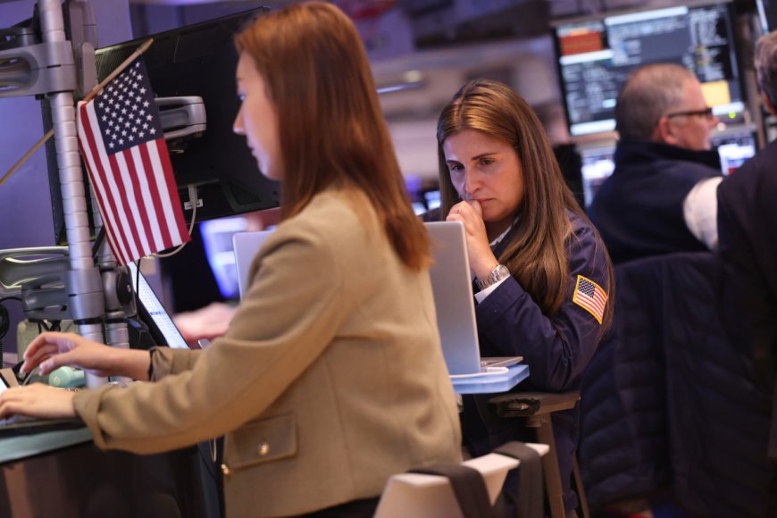 US stocks widen gap on world as investors plow cash into S&P 500