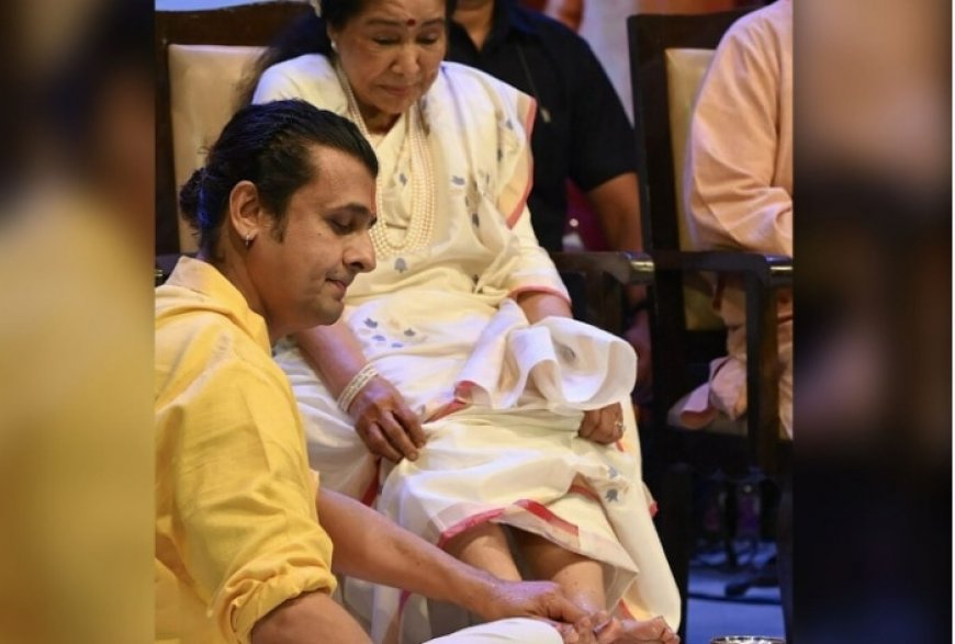 Internet is All Hearts For Sonu Nigam After He Washes Asha Bhosle’s Feet And Kiss Them With Respect – WATCH