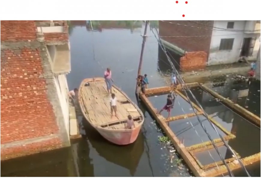Uttar Pradesh Rains: People of Bholanath Colony Use Boats to Commute as Area Witnesses Waterlogging