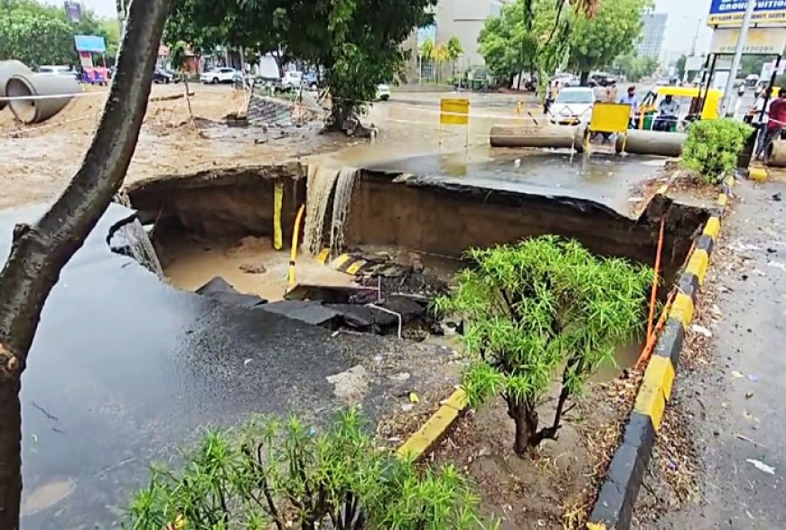 Massive Sinkhole Formed On Road Amid Heavy Rains in Ahmedabad