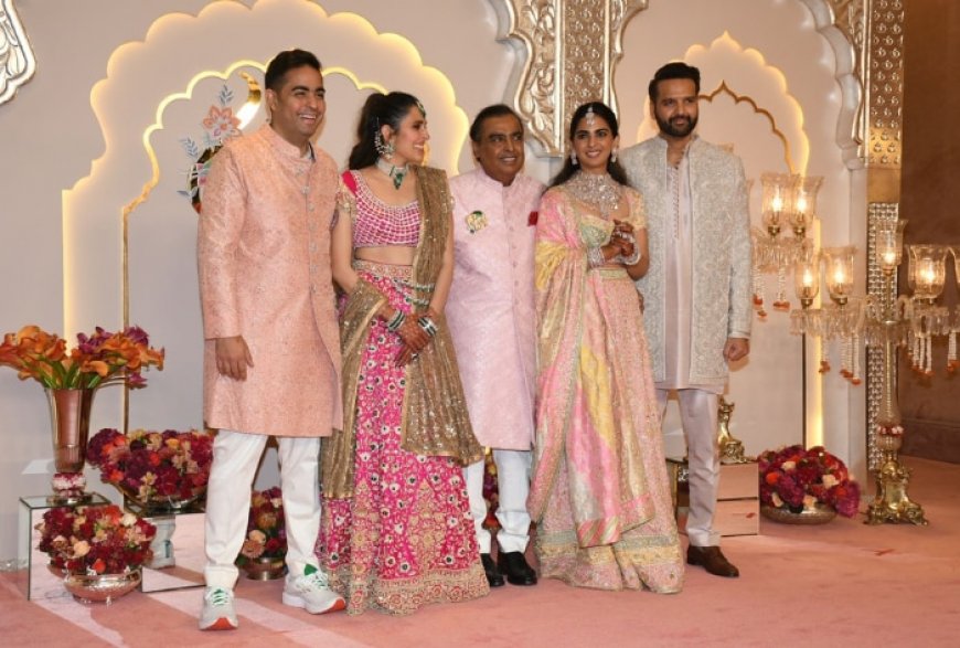 Anant-Radhika Wedding: Ambani Parivar Arrives at Grand Mandap; Netizens Take Dig at Akash for Wearing Sports Shoes: ‘Isko Koi Joote Do’