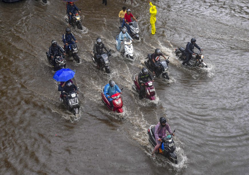 Gujarat Rains: Surat Witnesses Severe Waterlogging Amid Heavy Downpour, Police Issues Advisory