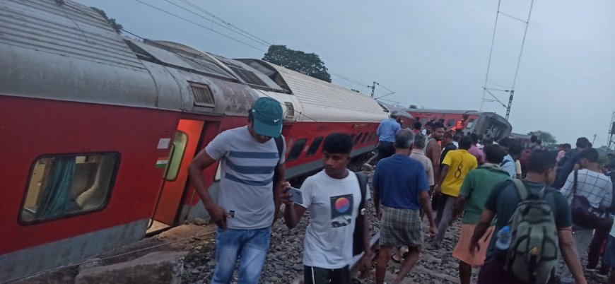 10 Coaches of Mumbai-Howrah Mail Derails In Jharkhand: Indian Railways Issues Helpline Numbers