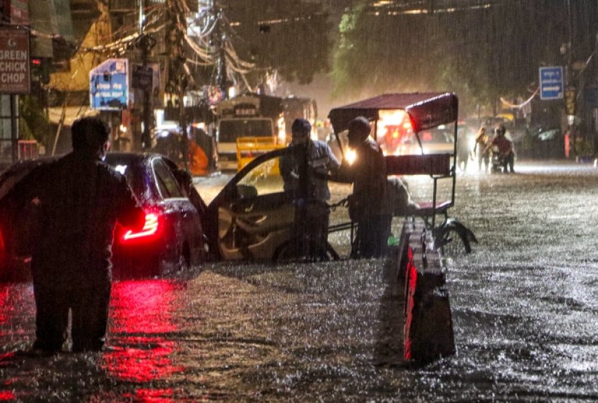 Delhi Rains: 2 Dead, Schools Closed, Traffic Chaos Reported As Roads Paralysed With Waterlogging; IMD Issues Red Alert