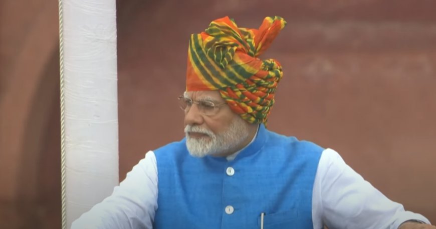 PM Narendra Modi Makes a Style Statement, Dons Vibrant Orange-Green Leheriya Turban With Blue Jacket For His 11th Independence Day Speech- See Pics