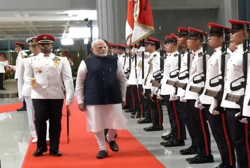 PM Modi Receives Ceremonial Welcome At Singapore’s Parliament House | WATCH